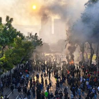 Unjuk Rasa di Surabaya Ricuh, Belasan Motor Dibakar Massa