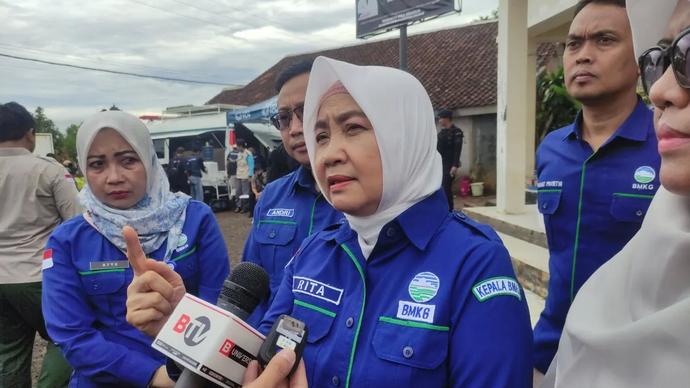 Arsip foto - Kepala Badan Meteorologi, Klimatologi dan Geofisika (BMKG) Dwikorita Karnawati memberikan keterangan kepada wartawan terkait potensi hujan deras yang dapat memicu bencana hidrometeorologi di Jawa Barat, saat meninjau lokasi bencana keretakan tanah di Desa Sukamaju, Sukabumi, Jawa Barat, Jumat (6/12/2024). 