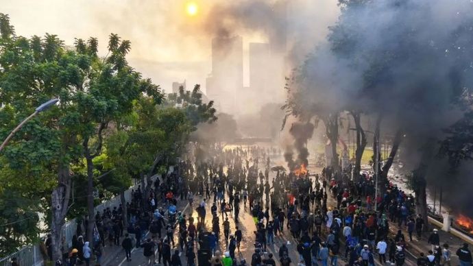 Ratusan demonstran melakukan demo di depan Gedung Negara Grahadi Surabaya, Jumat, 29 Agustus 2025.