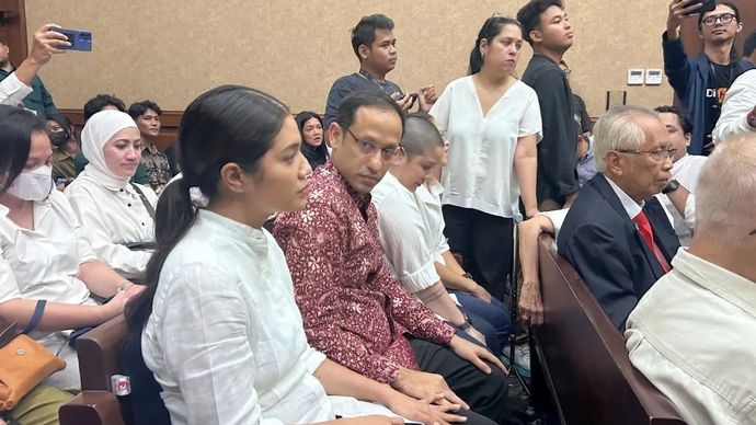 Eks Mendikbudristek Nadiem Anwar Makarim bersama sang istri, Franka Franklin saat menunggu sidang pembacaan surat tuntutan dimulai, di Pengadilan Tipikor pada PN Jakpus.