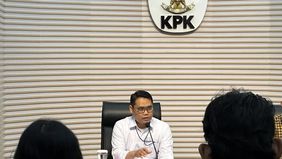 Komisi Pemberantasan Korupsi (KPK) menetapkan dua anggota DPR RI sebagai tersangka dalam kasus dugaan korupsi penyaluran dana tanggung jawab sosial perusahaan (corporate social responsibility/CSR) milik Bank Indonesia.