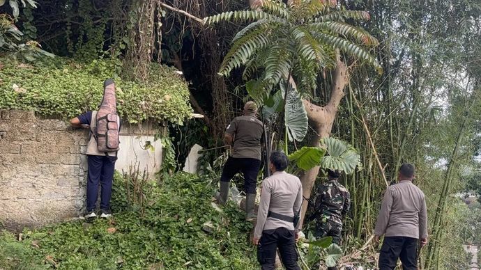 Petugas gabungan saat melakukan penyisiran area yang diduga titik terakhir dari macan tutul yang kabur di Lembang Park Zoo, Kabupaten Bandung Barat, Kamis 28 Agustus 2025. ANTARA/Rubby Jovan