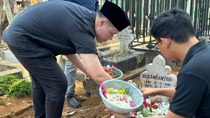 Director of East Indonesia, Operations Grab Indonesia Halim Wijaya (kiri) bersama timnya menabur bunga saat mengunjungi makam almarhum Rusdamdiansyah di Makassar, Sulawesi Selatan, Minggu 31 Agustus 2025. (ANTARA/Darwin Fatir)