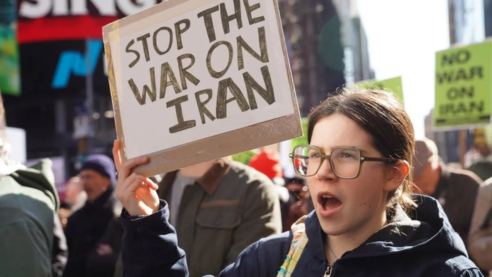 Sejumlah warga kota membentangkan poster saat aksi unjuk rasa menentang serangan AS-Israel terhadap Iran, di New York, Amerika Serikat, Sabtu 28 Maret 2026. Ratusan warga New York berkumpul di Times Square dan berjalan di sepanjang jalan-jalan di Kota New York untuk memprotes serangan udara AS-Israel terhadap Iran, Sabtu. /ANTARA FOTO/Xinhua/Zhang Fengguo/nz.