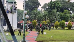 Personel TNI AD Berusaha Tenangkan Massa Demonstran di Depan DPR