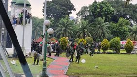 Sejumlah personel TNI Angkatan Darat berusaha meredam amarah massa demonstran yang berkumpul di depan pintu utama Gedung DPR/MPR RI, Jakarta Pusat, Jumat siang. Mereka menghampiri kerumunan dengan perlahan sambil mencoba bernegosiasi.