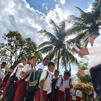 Keceriaan 100 Siswa Iringi Hari Pertama Sekolah Rakyat Kupang Dimulai