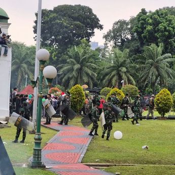 Personel TNI AD Berusaha Tenangkan Massa Demonstran di Depan DPR