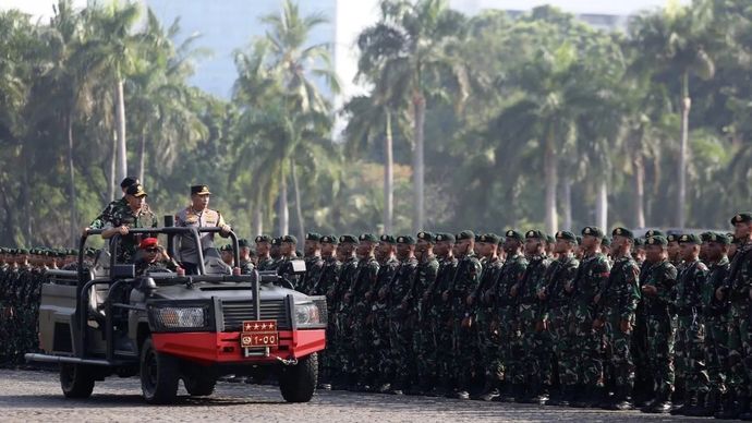 Panglima TNI Jenderal TNI Agus Subiyanto dan Kapolri Jenderal Pol. Listyo Sigit Prabowo memeriksa pasukan saat apel gelar pasukan dan alutsista untuk Operasi Pengamanan VVIP Acara Pelantikan Presiden-Wapres di Lapangan Silang Monas, Jakarta, Jumat (1