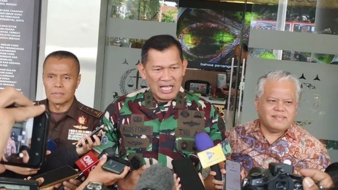 Kepala Pusat Penerangan (Kapuspen) Mabes TNI Mayjen TNI Kristomei Sianturi (tengah) berbicara dengan awak media di Gedung Jaksa Agung Bidang Tindak Pidana Militer (Jampidmil) di Jakarta.