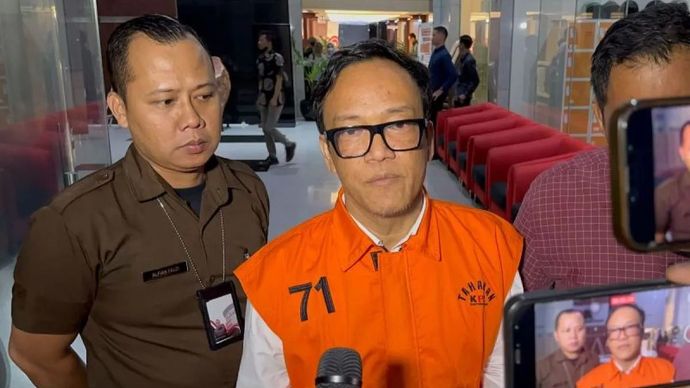 Mantan Wakil Menteri Ketenagakerjaan sekaligus tersangka kasus dugaan pemerasan terkait dengan pengurusan sertifikat keselamatan dan kesehatan kerja (K3) di lingkungan Kementerian Ketenagakerjaan, Immanuel Ebenezer Gerungan (kanan), setelah diperiksa