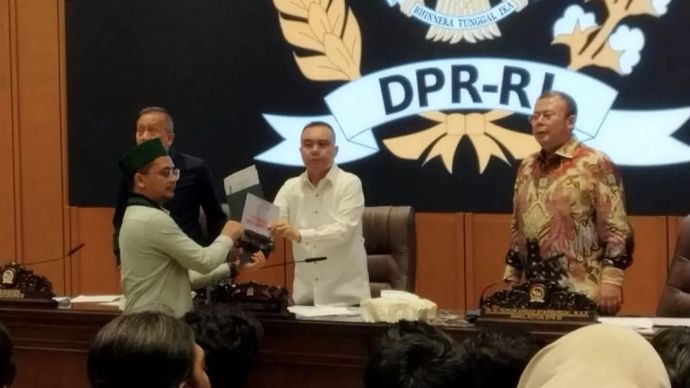 Wakil Ketua DPR RI Sufmi Dasco Ahmad menerima dokumen terulis soal tuntutan dari mahasiswa saat audiensi di kompleks parlemen, Jakarta, Rabu 3 September 2025. (ANTARA/Bagus Ahmad Rizaldi)