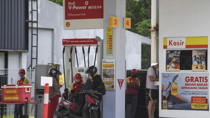 Petugas mengisi BBM pada kendaraan bermotor milik pelanggan di stasiun pengisian bahan bakar umum (SPBU) Shell di Jakarta.