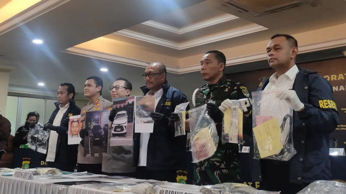 Polisi menunjukan dalam jumpa pers sejumlah alat bukti yang digunakan para tersangka kasus penculikan yang berujung kematian Kepala Cabang Pembantu (KCP) salah satu bank di Jakarta Pusat berinisial MIP (37), Selasa 16 September 2025. (ANTARA/Risky Syukur)
