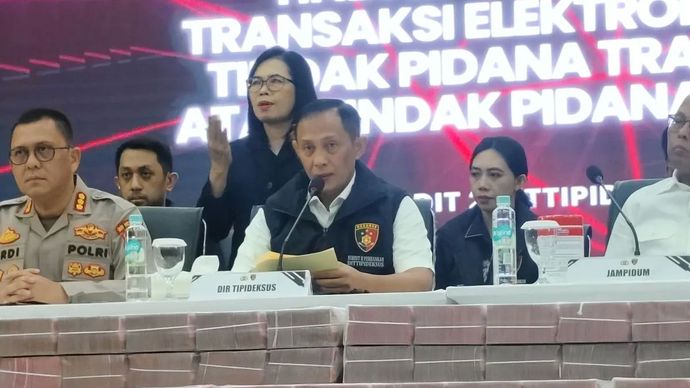 Dirtipideksus Bareskrim Polri Brigjen Pol. Helfi Assegaf (tengah) berbicara dalam konferensi pers di Gedung Bareskrim Polri, Jakarta, Kamis, 25 September 2025.