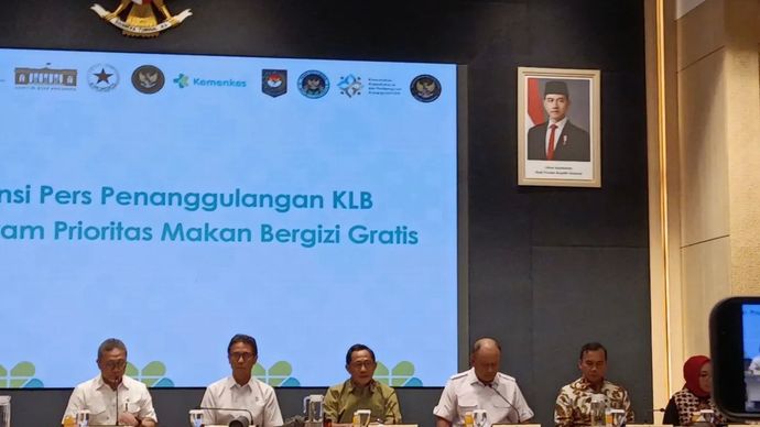 Menteri Dalam Negeri (Mendagri) Tito Karnavian memberikan keterangan dalam konferensi pers di Kantor Kementerian Kesehatan (Kemenkes), Jakarta, Minggu, 28 September 2025.