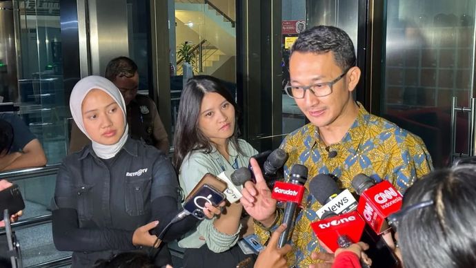 Juru Bicara Komisi Pemberantasan Korupsi Budi Prasetyo (kanan) memberikan keterangan di Gedung Merah Putih KPK, Jakarta.