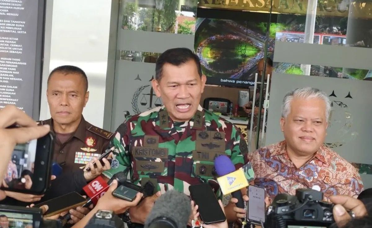 Kepala Pusat Penerangan (Kapuspen) Mabes TNI Mayjen TNI Kristomei Sianturi (tengah) berbicara dengan awak media di Gedung Jaksa Agung Bidang Tindak Pidana Militer (Jampidmil) di Jakarta. <b>(Antara)</b>