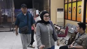 Anggota DPR RI nonaktif Surya Utama atau Uya Kuya mendatangi Markas Polres Metro Jakarta Timur (Jaktim) bersama istrinya, Astrid Kuya, pada Jumat malam.