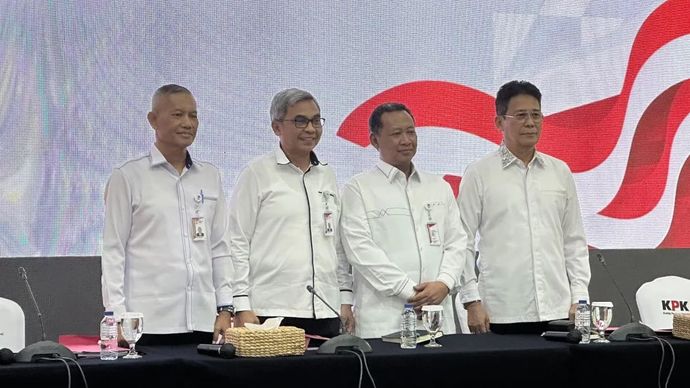Ketua Komisi Pemberantasan Korupsi Setyo Budiyanto (kedua kiri) bersama tiga Wakil Ketua KPK, yakni Ibnu Basuki Widodo (kiri), Fitroh Rohcahyanto (kedua kanan), dan Johanis Tanak sebelum memberikan keterangan mengenai capaian kinerja KPK selama semester I tahun 2025, di Gedung Juang, Jakarta, Rabu 6 Agustus 2025. (ANTARA/Rio Feisal)