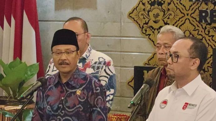 Menteri Sosial Saifullah Yusuf didampingi jajaran kedeputian memberikan keterangan selepas pertemuan terbatas dengan Ketua PPATK terkait rekening penerima bantuan sosial yang terindikasi judi online dan anomali lainnya, di Jakarta, Kamis 7 Agustus 2025. ANTARA/M Riezko Bima Elko Prasetyo