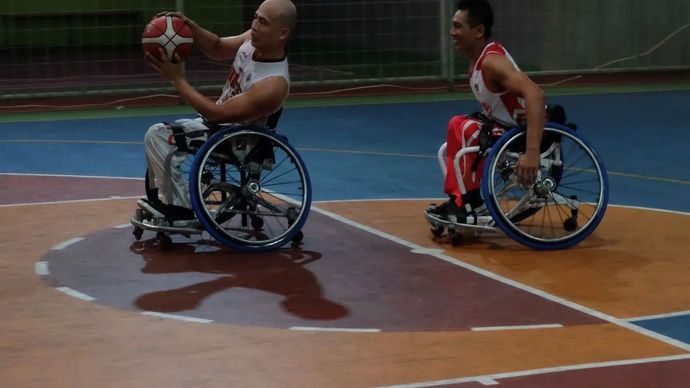 Ilustrasi - Atlet basket kursi roda NPC Indonesia mengikuti Pelatnas untuk ASEAN Para Games Kamboja 2023 di Solo Baru, Jawa Tengah, Rabu, 13 Agustus 2025. Kemenpora menyusun kebijakan Norma, Standar, Prosedur, dan Kriteria (NSPK) untuk memperkuat pengembangan olahraga layanan khusus bagi penyandang disabilitas, lansia, dan kelompok rentan lainnya.
