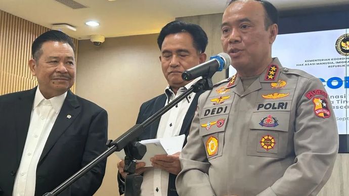 Wakil Kepala Polri Komisaris Jenderal Polisi Dedi Prasetyo (ujung kanan) sedang memberikan keterangan kepada wartawan dalam konferensi pers di Jakarta, Senin 8 September 2025. ANTARA/Agatha Olivia Victoria.