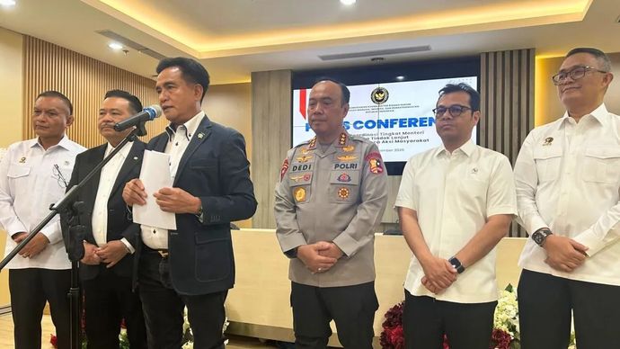 Menko Kumham Imipas Yusril Ihza Mahendra (ketiga dari kiri) saat memberikan pernyataan dalam konferensi pers di Jakarta, Senin 8 September 2025. ANTARA/Agatha Olivia Victoria.