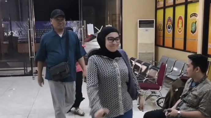 Anggota DPR RI (nonaktif) Surya Utama atau Uya Kuya bersama sang istri Astrid mendatangi Mapolres Metro Jakarta Timur (Jaktim), Jumat 12 September 2025 malam. (ANTARA/Siti Nurhaliza)