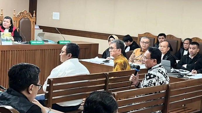 Komisaris Utama PT Pertamina (Persero) periode 2019&ndash;2024 Basuki Tjahaja Purnama atau Ahok (belakang) bersaksi dalam sidang pemeriksaan kasus dugaan korupsi pengadaan LNG, di Pengadilan Tipikor pada PN Jakpus, Senin 2 Maret 2026. ANTARA/Agatha Olivia Victoria