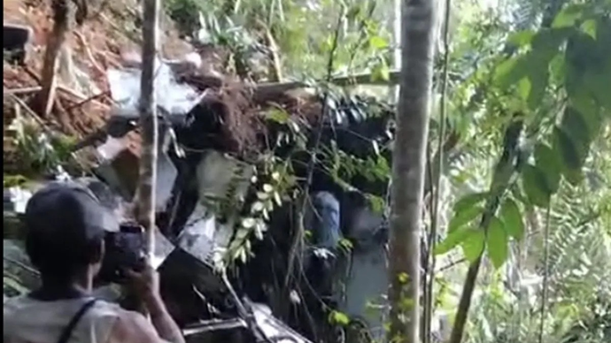 Warga setempat mendokumentasikan kondisi helikopter PK-CFX dilaporkan hilang kontak saat terbang dari Sintang menuju Kubu Raya pada Kamis (16/4) sekitar pukul 08.39 WIB. ANTARA/HO-Dokumentasi warga