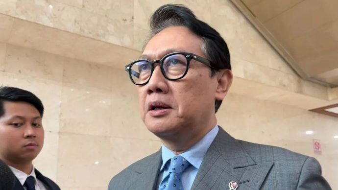 Wakil Menteri Luar Negeri RI Arif Havas Oegroseno berbicara dengan wartawan usai rapat kerja dengan Komisi I DPR RI di Gedung Parlemen Senayan, Jakarta, Kamis, 11 Juni 2026.
