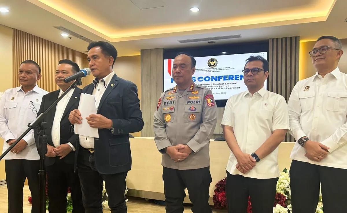 Menko Kumham Imipas Yusril Ihza Mahendra (ketiga dari kiri) saat memberikan pernyataan dalam konferensi pers di Jakarta, Senin 8 September 2025. ANTARA/Agatha Olivia Victoria. <b>(Antara)</b>