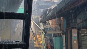 Sebanyak 30 personel dari Suku Dinas Penanggulangan Kebakaran dan Penyelamatan (Sudin Gulkarmat) Jakarta Timur dikerahkan untuk menangani kebakaran rumah yang terjadi di Komplek Hankam, Kelapa Dua Wetan, Ciracas, Jakarta Timur.