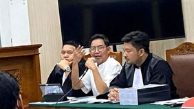 Terdakwa kasus judi daring (online) Zulkarnaen Apriliantony dijatuhi vonis tujuh tahun penjara oleh Majelis Hakim Pengadilan Negeri Jakarta Selatan, Selasa, 2 September 2025. Selain pidana penjara, ia juga dikenai denda Rp1 miliar subsider kurungan s