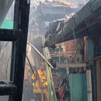 Kebakaran Rumah di Ciracas, 30 Petugas Damkar Dikerahkan Padamkan Api
