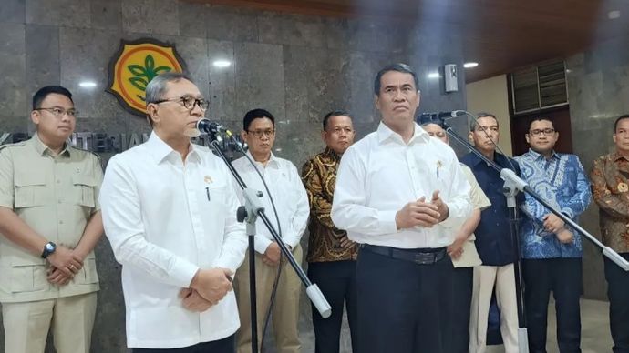 Menteri Koordinator Bidang Pangan Zulkifli Hasan (kiri) bersama Menteri Pertanian Andi Amran Sulaiman (kanan) usai melakukan rapat koordinasi penyaluran pupuk subsidi di Jakarta, Selasa (12/11/2024). 