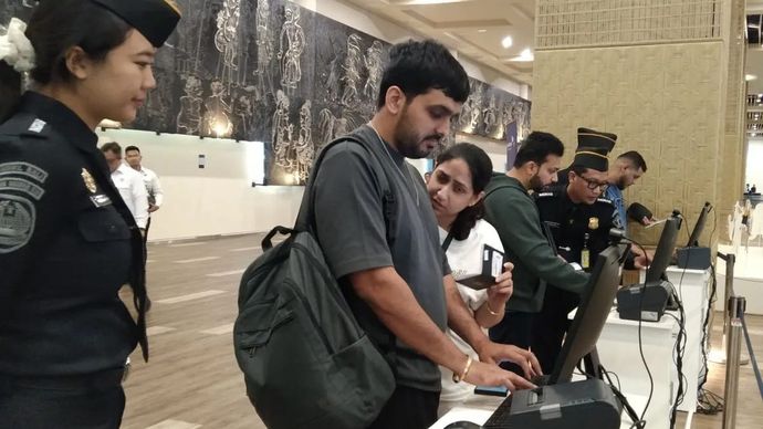 Wisatawan mancanegara mengakses layanan terpadu All Indonesia di Terminal Kedatangan Internasional Bandara Internasional I Gusti Ngurah Rai, Kabupaten Badung, Bali, Selasa 5 Agustus 2025 ANTARA/Dewa Ketut Sudiarta Wiguna