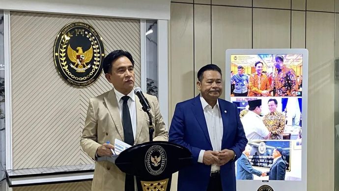 Menteri Koordinator Bidang Hukum, HAM, Imigrasi, dan Pemasyarakatan Yusril Ihza Mahendra (kiri) menyampaikan keterangan dalam jumpa pers di Kantor Kemenko Kumham Imipas, Jakarta, Jumat 26 September 2025. ANTARA/Fath Putra Mulya