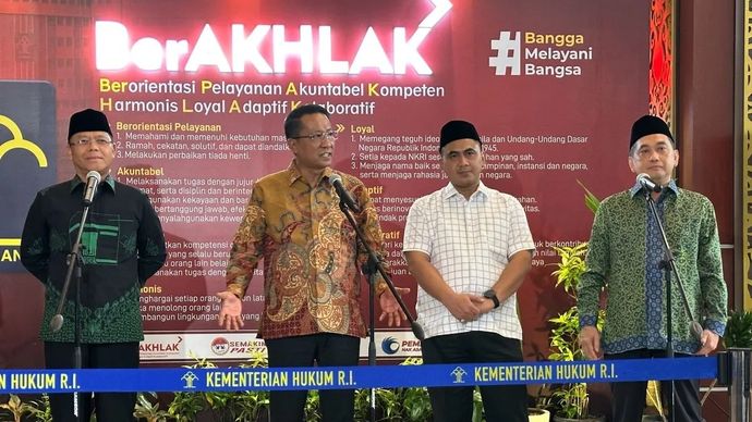 Menteri Hukum Supratman Andi Agtas (kedua kiri) bersama Ketua Umum PPP Muhammad Mardiono (kiri), Wakil Ketua Umum PPP Agus Suparmanto (kanan), dan Sekretaris Jenderal PPP Taj Yasin Maimoen memberikan keterangan mengenai Surat Keputusan PPP yang baru 