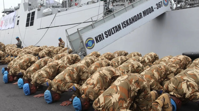 Ilustrasi - Sejumlah personel TNI AL dari Satuan Tugas Maritime Task Force TNI Kontingen Garuda XXVIII-P/UNIFIL sujud syukur usai turun dari KRI Sultan Iskandar Muda-367 setibanya di Koarmada II, Surabaya, Jawa Timur, Sabtu (7/2/2026), setelah melaksanakan misi perdamaian PBB di Lebanon. (ANTARA FOTO/Didik Suhartono/wsj)