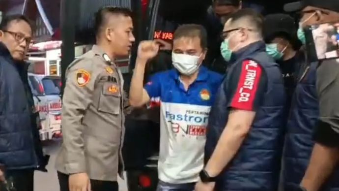 Tersangka kasus dugaan fitnah dan pencemaran nama baik soal keaslian ijazah Presiden ke-7 RI Joko Widodo (Jokowi), Roy Suryo dan Tifauzia Tyassuma atau dokter Tifa menjalani pemeriksaan kesehatan di Rumah Sakit (RS) Polri Kramat Jati, Jakarta Timur. 
