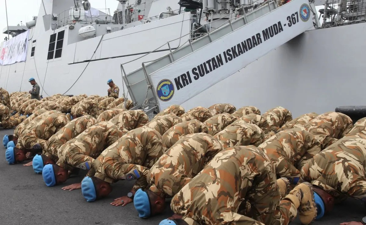 Ilustrasi - Sejumlah personel TNI AL dari Satuan Tugas Maritime Task Force TNI Kontingen Garuda XXVIII-P/UNIFIL sujud syukur usai turun dari KRI Sultan Iskandar Muda-367 setibanya di Koarmada II, Surabaya, Jawa Timur, Sabtu (7/2/2026), setelah melaks <b>(Istimewa)</b>