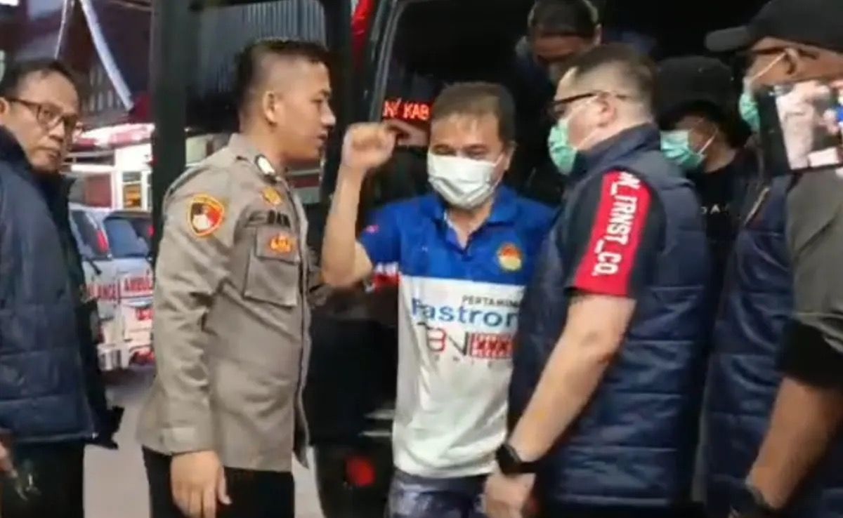 Tersangka kasus dugaan fitnah dan pencemaran nama baik soal keaslian ijazah Presiden ke-7 RI Joko Widodo (Jokowi), Roy Suryo dan Tifauzia Tyassuma atau dokter Tifa menjalani pemeriksaan kesehatan di Rumah Sakit (RS) Polri Kramat Jati, Jakarta Timur.  <b>(Antara)</b>