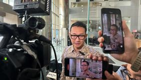 Komisi Pemberantasan Korupsi (KPK) memanggil dan memeriksa dua saksi dalam penyidikan dugaan tindak pidana korupsi terkait pengelolaan investasi modal serta pinjaman jangka panjang di PPT Energy Trading Co., Ltd. (PPT ET).