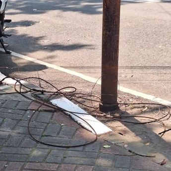 Setang Motor Tersangkut Kabel, Siswi SMAN 6 Jakarta Terjatuh dan Terlindas di Kebayoran Baru