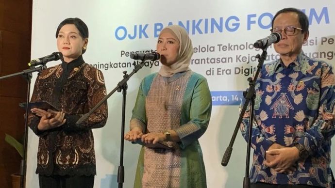 Menteri Komunikasi dan Digital Meutya Hafid (tengah) saat menyampaikan keterangan kepada wartawan usai menghadiri acara OJK Banking Forum 2026 di Kompleks Perkantoran Bank Indonesia, Jakarta Pusat pada Selasa, 14 Juli 2026.