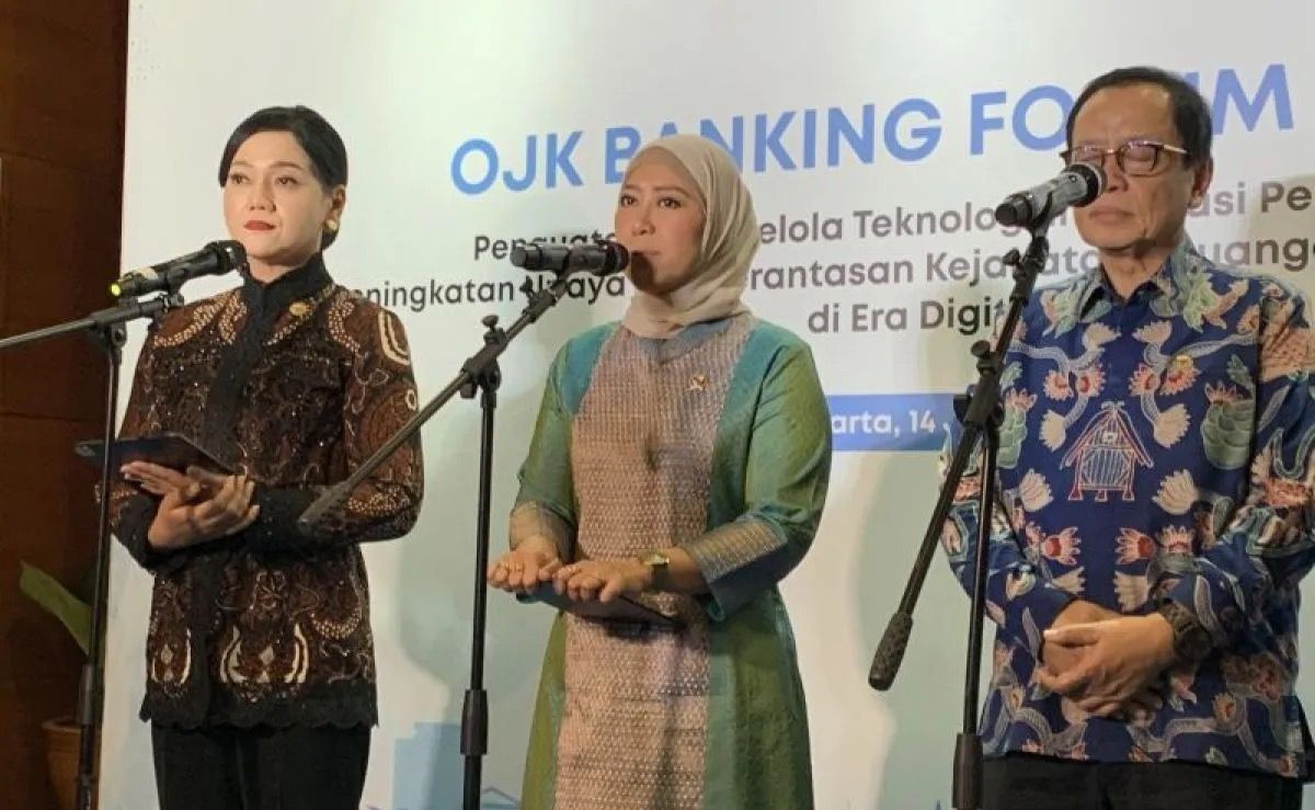 Menteri Komunikasi dan Digital Meutya Hafid (tengah) saat menyampaikan keterangan kepada wartawan usai menghadiri acara OJK Banking Forum 2026 di Kompleks Perkantoran Bank Indonesia, Jakarta Pusat pada Selasa, 14 Juli 2026. <b>(Antara)</b>