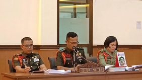 Tiga prajurit TNI Angkatan Darat (AD) didakwa dengan pasal pembunuhan berencana dalam kasus dugaan penculikan dan pembunuhan terhadap seorang kepala cabang bank berinisial MIP (37) yang tengah disidangkan di Pengadilan Militer II-08 Jakarta, Cakung, 