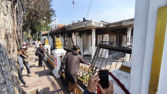Sejumlah warga mendokumentasikan sisa terbakarnya Gedung Negara Grahadi Surabaya, Minggu, 31 Agustus 2025.